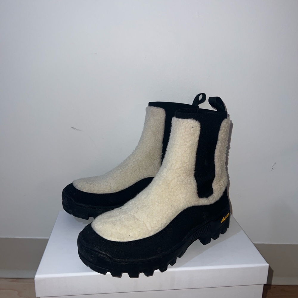 A.P.C. Sherling Vibram Winter Chelsea Boots